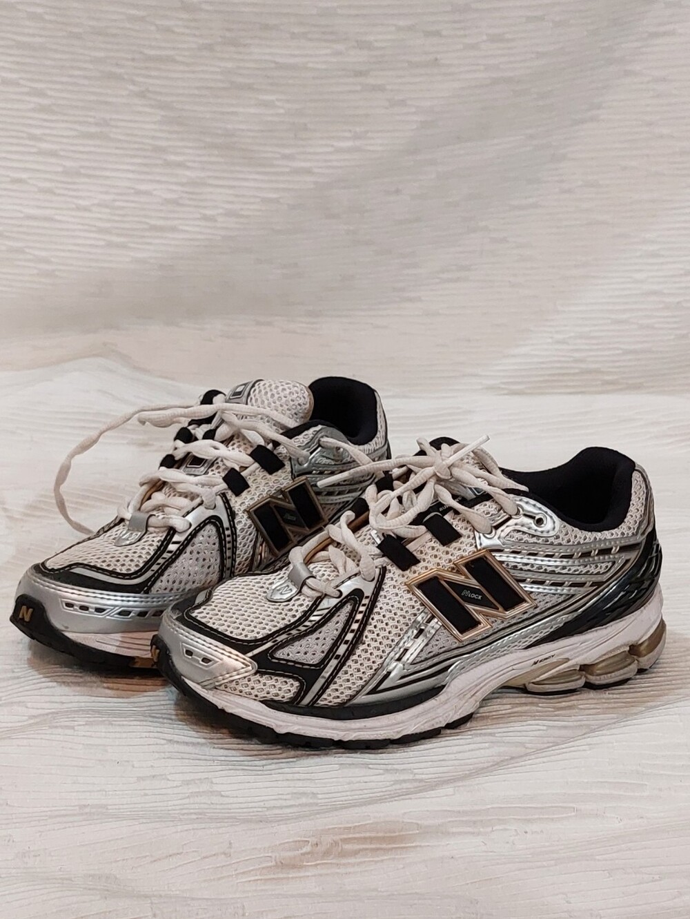 New Balance 1906 Women’s Silver and Black Running Shoes Size 7